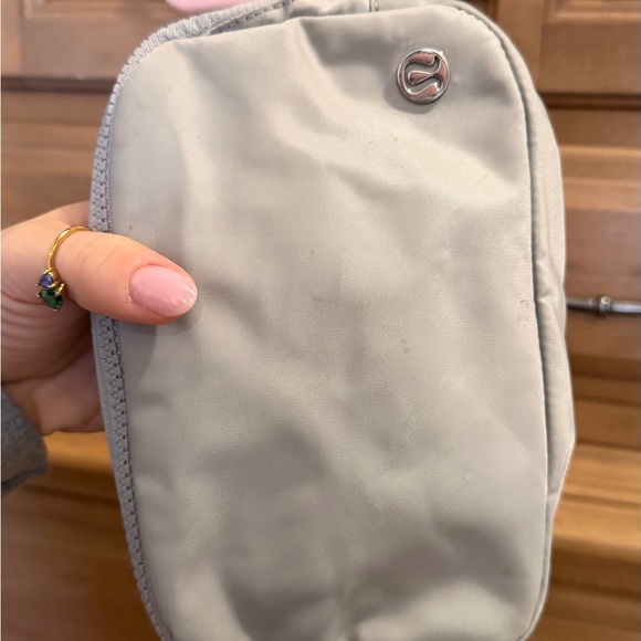 lululemon athletica women's Fanny pack / cross body - Picture 2 of 9